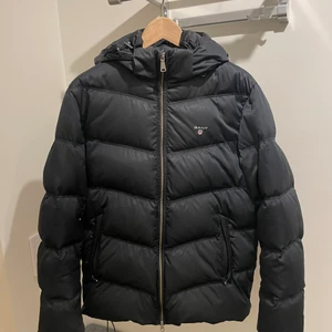 GANT vinterjacka - Svart dunjacka från GANT i mycket bra skick. Nypris 5000kr. Storlek S. Köparen står för frakt