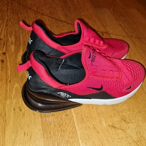 Säljer ett par Nike skor  - Hej! Säljer ett par Nike skor som är intr mycket i användning.