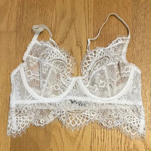 Bralett 🤍 - Sjukt fin bralett från Nelly som tyvärr blivit förliten för mig 😩 bygel i storlek 70D