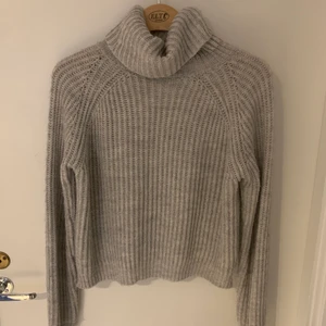 Grå Polo Tröja  - Säljer denna as fina polo tröjan!!! Det finns slits på båda sidorna och den är perfekt nu till hösten! Frakt tillkommer!!🍂🤎