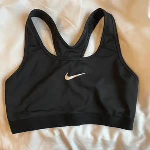 Nike sporttopp - Super bekväm och fin sporttopp från nike. Säljer då den tyvärr blivit förliten 