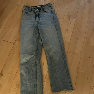 Zara jeans  - Snygga jeans från zara, inga märken utan i väldigt bra skick. Strl.32