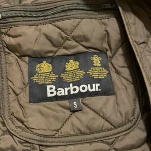 Mörkgrön Barbour jacka  - Riktigt fashionabel jacka ingen användning av jackan längre då jag har tänkt på att tömma garderoben, använt jackan knappt då jag har haft mer användning till andra,