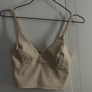 Topp stl: XS - Säljer en knappt använd ljusrosa läder topp i storlek XS. Toppen sitter mycket fint på men säljs tyvärr pågrund av förliten för mig. 