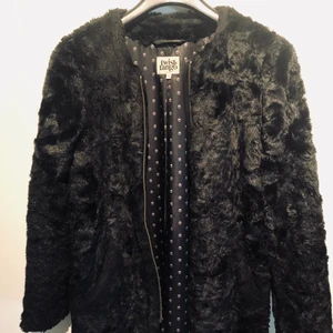 Twist & Tango fake fure jacket  - Hej säljer min snygga twist and tango päls jacka. Super fin och fått många fina komplimanger för den. Nypris: 5000 sek, säljes nu för endast 2500 sek. Storlek 38. Betalning via Swish 