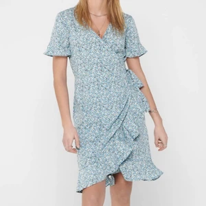 Oanvänd klänning  - Jättefin blå klänning från ONLY i storlek 38💙 Helt oanvänd då den inte passade mig i storlek eller stil. 