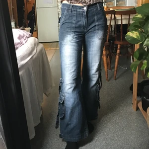 Low waist jeans  - Svinsnygga bootcut jeans med lågmidja och fickor. Väldigt sköna och sitter nice på. Väldigt nice 00-tals aura. Säljes pga klädrensning! Jag är 162 cm.