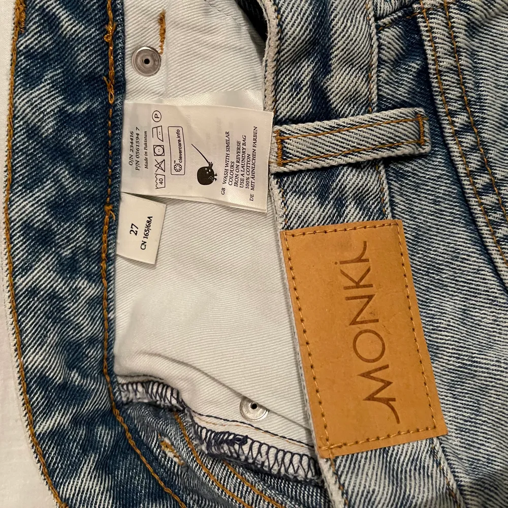 Snygga jeans med pärlor från monki, använda 2 gånger storlek 27 pris 100kr . Jeans & Byxor.