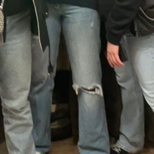 Ljusblå zara byxor! - Skit snygga zara jeans! Ljusblå med hål o mellan hög midja, som nya använd extremt fåtal gånger! Säljer då de ej riktigt är min stil längre!