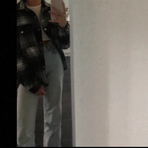 Jacka - Säljer denna jackan från ginatricot som jag köpte för 599 och säljer för 130+ frakt. Har aldrig använt och är helt ny