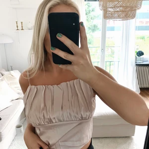 Linne i silke  - Säljer detta oanvända linne i silkematerial. De är sjukt fint men ej kommit till användning. Man kan reglera storleken på det i ryggen, passar xs-m. 