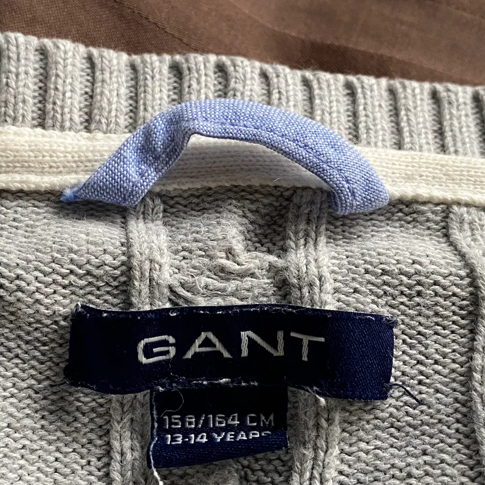 Gant tröja! Begagnad, kan andvändas för båda könen, men är en killtröja enligt hemsidan! köpare står för frakten. Priset kan diskuteras, vid frågor kontakta mig.. Tröjor & Koftor.