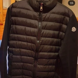 Moncler jacka  - Storlek S,M,L finns 
