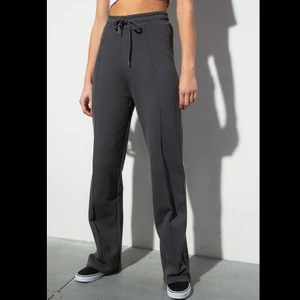 Gråa raka mjukisar - Lägger ut igen pga oseriösa köpare. Bud starar på 120kr (köpta för 400) Gråa mjukisar från Ida Carlssons kollektion med madlady🖤🖤 använda ca 2 ggr men valt att sälja då ja tycker de va lite små på mig. (helt nytt skick)🖤 kan absolut skicka fler bilder för de som vill se <33