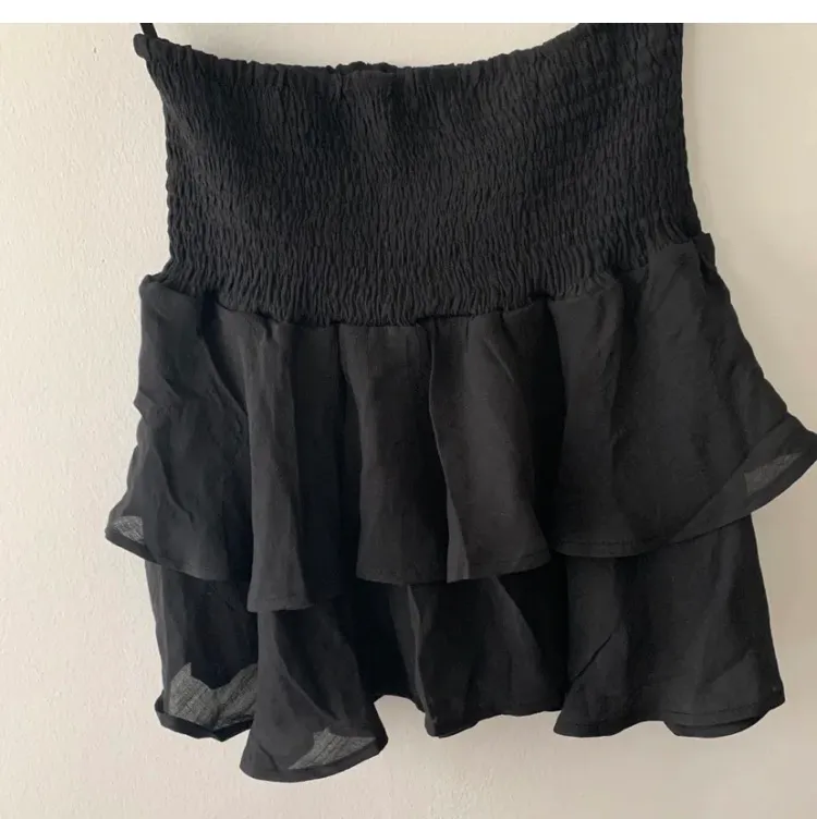 INTRESSEKOLL på denna Svarta kjol som är jätte snygg!! Fint skick. OBS lånade bilder!💞💞buda i kommentarerna. Kjolar.
