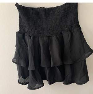 INTRESSEKOLL på denna Svarta kjol som är jätte snygg!! Fint skick. OBS lånade bilder!💞💞buda i kommentarerna