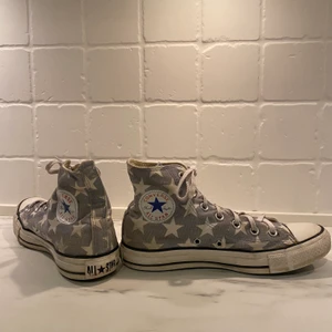 Converse - Coola converse med stjärnor!! Fint skick, endast lite skavda där bak som man ser på bilden, dock inget som stör. Köparen står för frakten 💕