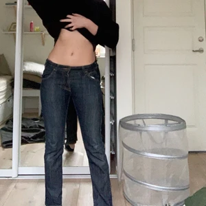 Lågmidjade jeans - Trendiga lågmidjade jeans i en mörkblå färg. Jättefint skick. Vid flera intresserade blir det budgivning💕 vet inte riktigt vad storleken är men de sitter såhär på mig som har S