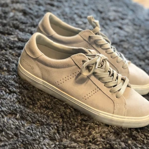 Pull and Bear sneackers - Köpta i london för 1år sedan, använda 1 gång pågrund av att dom är förstora. Hela, rena och snygga! 