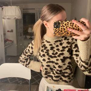 En superfin stickad leopardmönstrad tröja från Hm, fint skick! 