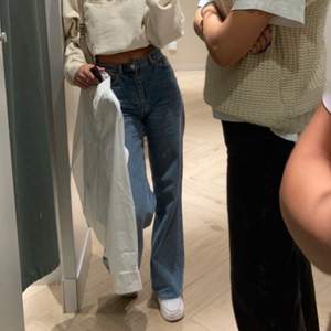 Superfina raka jeans från Monki i modellen Yoko, färg Midblue. Jättesköna jeans med bra passform i storlek 24/XS