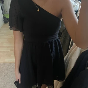 Svart one-shoulder klänning - Svart supersöt klänning! 🥰 strl S och lite meshprickig vid armen och kjolen