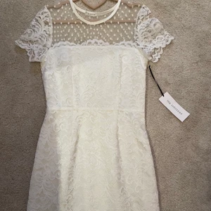 Vit Ida Sjöstedt studentklänning - En superfin vit variety dress klänning i spets och meshdetaljer ifrån Ida Sjöstedt. Strl 36. Aldrig använd av mig, köpt på plick.(pytteliten reva i meshen bak i nacken som knappt syns). Nypris 1995kr 
