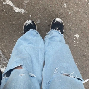 Wide meg jeeans - Wide leg jeans från junkjard eller jfr som har hål i knäna. Dom är högmidjade och bekväma! Fransade nere!