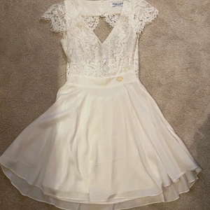 Populär studentklänning - Den populära studentklänningen ifrån Bubbleroom i strl 34. Endast använd en gång & i nyskick. 100kr