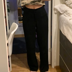 Svarta kostymbyxor - Svarta kostymbyxor m raka ben. Tas bort 4 april.