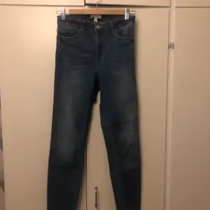 Skinny jeans ifrån H&M i storlek 36 som har råa kanter ned till. Jag kan frakta eller mötas upp i stockholm.
