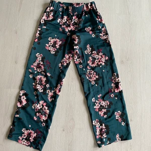 Pyjamasbyxor - Fint skick men tappat bort snöret. Inget som syns dock. Dom sitter fint ändå. Snöret va dekoration mest