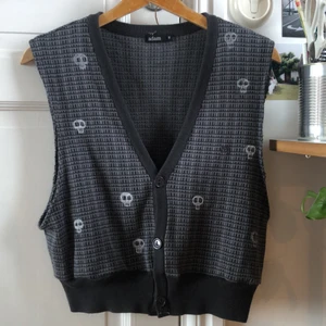 Dödskalle väst - En väst jag sytt om så att den är lite mindre, ungefär storlek XS-M. Har handmålat små dödskallar på, verkligen as ball men kommer tyvärr inte längre till användning..  Köparen står för frakten <3 