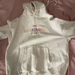 En super fin vit Levis hoodie med färgglada tryck. Knappt använda på grund av att jag fick två likadana så säljer denna! Nypris :700kr, frakten ingår ej 