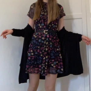 klänning  - En jättefin blommig klänning i mesh. I strl m, men passar mig som är en s. Super bekväm, i bra skick💜