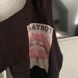 Säljer min skitsnygga Playboy hoodie, hyfsat bra skick och använd få tal gånger!! den är rätt oversized. strl 36✌🏻✌🏻 säljer för har ingen användning för den!