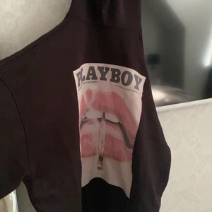 Playboy hoodie - Säljer min skitsnygga Playboy hoodie, hyfsat bra skick och använd få tal gånger!! den är rätt oversized. strl 36✌🏻✌🏻 säljer för har ingen användning för den!