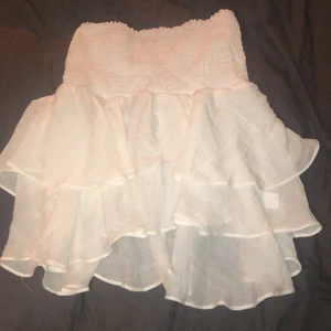 Kjol - Jättefin vit kjol från shein som tyvärr är för liten. Aldrig använd. Köparen står för eventuell frakt. Budgivning i kommentarerna med 60kr som utgångspris. Budgivning slutar 20:00 ikväll.