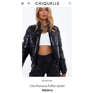 City runway puffer jacket ✨ - Säljer denna populära och asballa jacka, sparsamt använd och i jättebra skick!! Säljs på hemsidan för 799! Storlek S men passar även XS!! Lånade bilder! ✨✨
