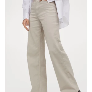 Säljer snygga jeans - 🥰SÅLD🥰Hejsan! Säljer dessa coola jeans för 100kr. Dem är från hm och bilderna är tagna från hms hemsida. Kontakta mig här på Plick om du vill ha fler bilder på jeansen så kan jag ta egna kort. De är knappt använda. 