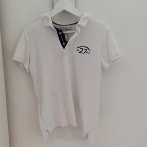 HAMPTON REPUBLIC - Vit skjorta storlek 170 nytt plagg men passar inte min stil och därför säljer jag ordinarie pris 249kr men säljer för 100kr