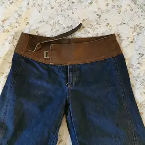 Unika calvin Klein jeans med läder upptill och vida ben. Säljer pga för små för mig. 