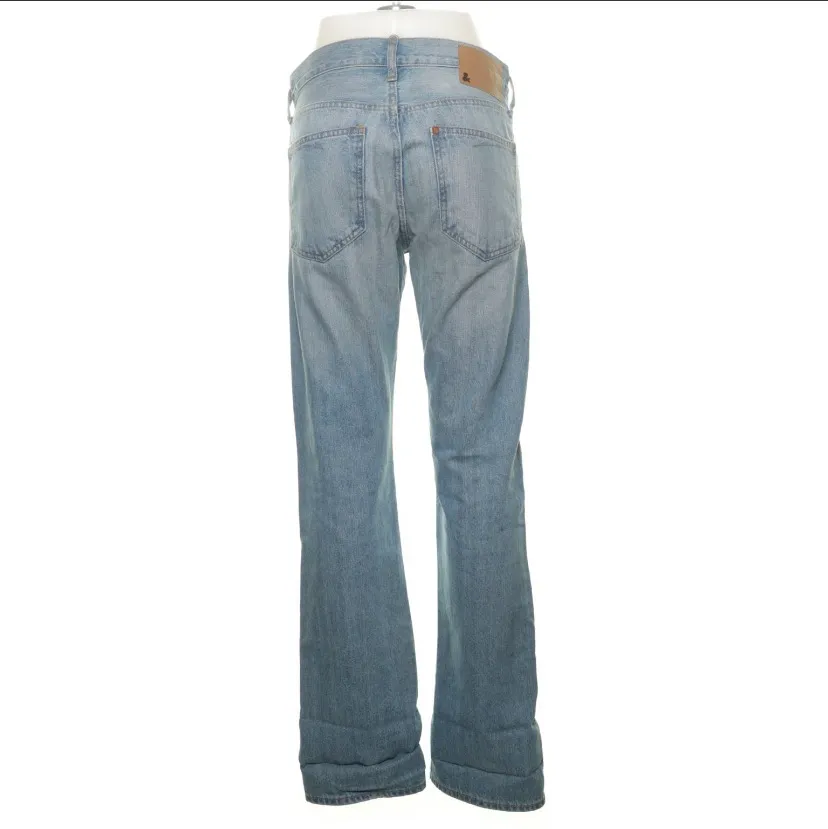 Snygga jeans som är midwaist och raka i benen. Storlek 28/32, säljer då de är för lite för små för mig 💞 köparen står för frakt!. Jeans & Byxor.