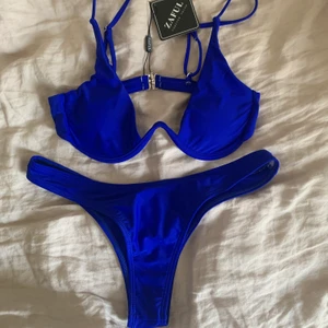 Bikini - Säljer en jättefin blå bikini från Zaful. Den är endast testad aldrig använd, sista bilden är från hemsidan. Storlek S men sitter mer som XS. Köparen står för frakten💖