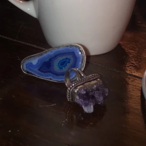 Ringar med kristall  - Ring med rå ametist stl 17, ring med blå agatakiva stl 18