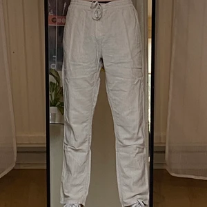 Linnebyxor  - Säljer mina linnebyxor för dom är för korta. Ser helt nya ut och har inga defekter. Byxorna är köpta sommaren 2020 och kommer ej användas mer. Strlk 33/32 men sitter som om det vore 30 eller 31 i midjan eftersom det finns snören. jag är 184 lång. Frakten ingår ej i priset