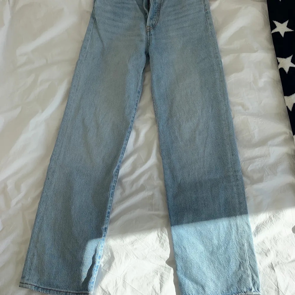 Ljusblå ribcage ankle jeans från Levis🌻 sitter tightare över rumpan och låren och sen är de raka💛                                                                 Midjemått: 31,5 cm (rakt över)                               Innerbenslängd: 73 cm.                                           All bud är exklusive frakten 📦. Jeans & Byxor.