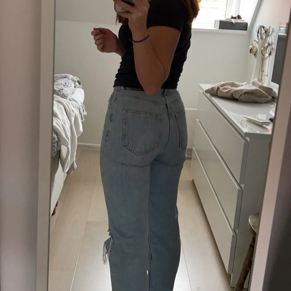 fina ginatricot jeans i modellen 90’s high waist. Jeans & Byxor.