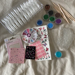Press on nails - Säljer mitt press on nails kitt man får med allt på bilden. Tipparna är några ark taget av men typ 450 st tippar finns kvar. 10 st ark med klister lappar