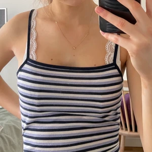 Linne från Brandy Melville - Lila-randigt linne från Brandy Melville, one-size men sitter som en XS/S. Säljer pga använder inte. Frakt tillkommer 